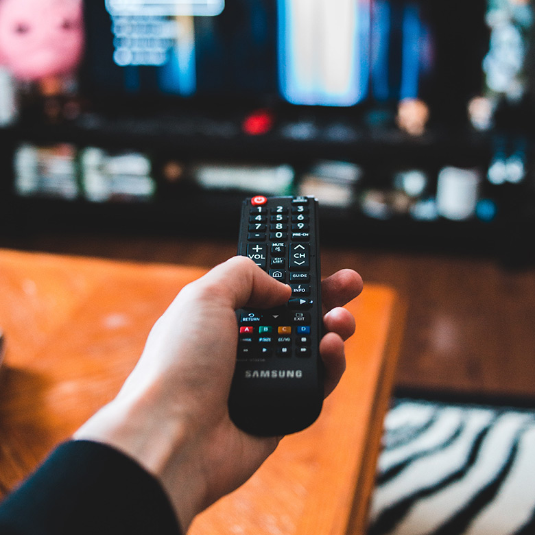 Télécommande pointée vers un téléviseur